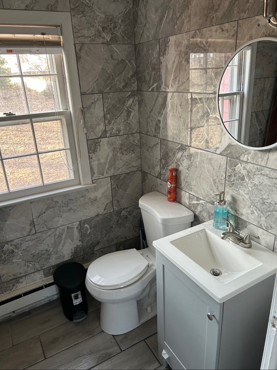 FURNISHED APT BATHROOM