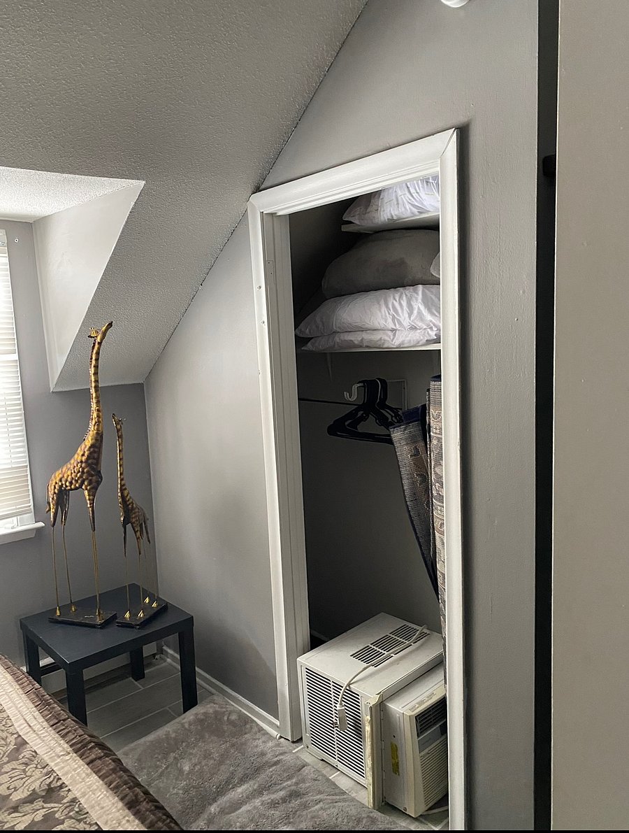 FURNISHED APT BEDROOM CLOSET