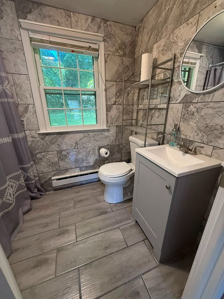 FURNISHED APT BATHROOM