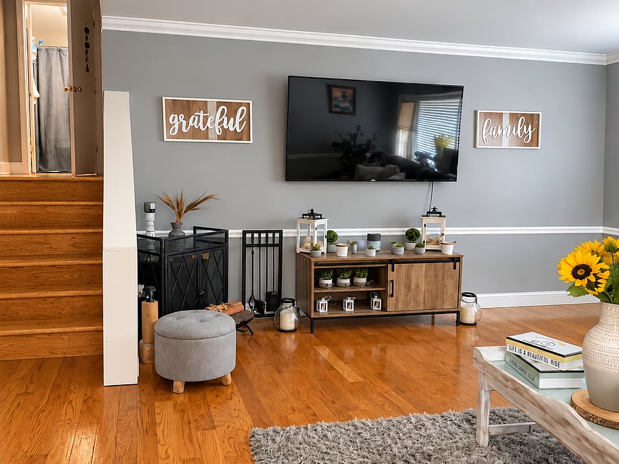 MAIN HOUSE: LIVING ROOM