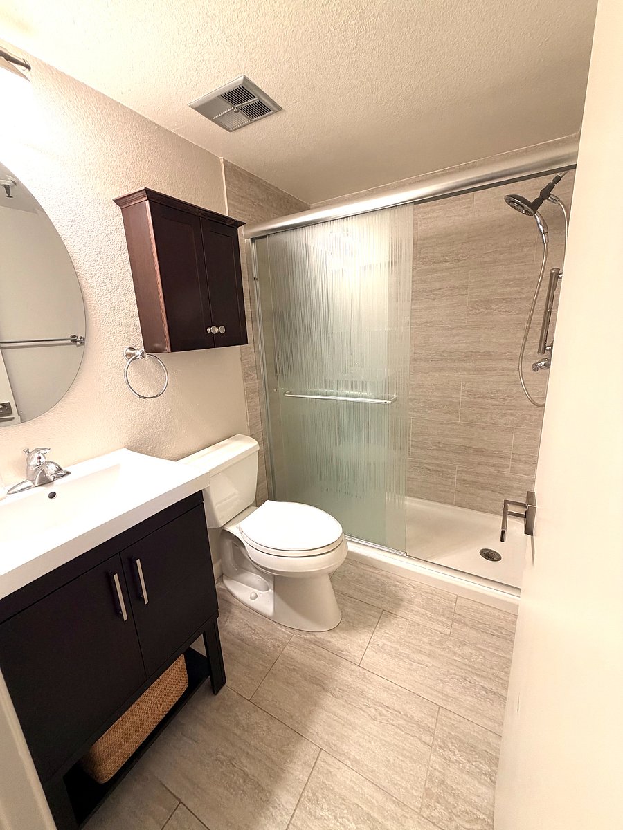 Main bathroom (standing shower)