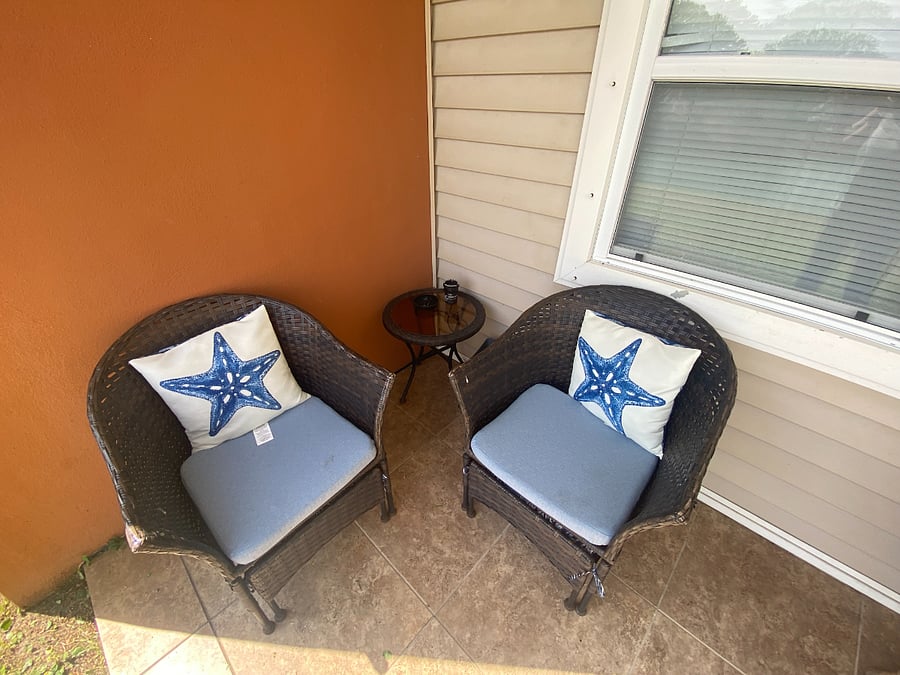 4 outdoor seating chairs with side table.