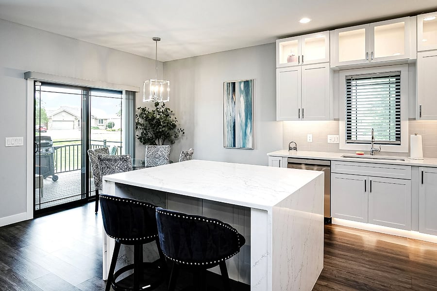 Full Kitchen with small island and two barstools