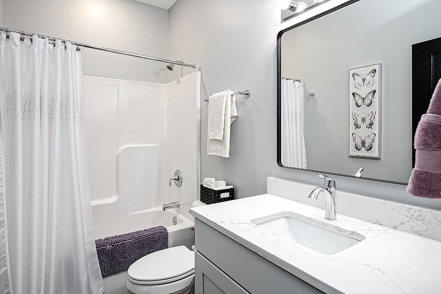Main floor full bathroom