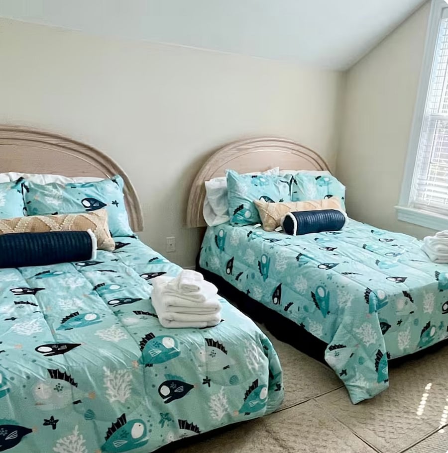 2 Full beds on top floor