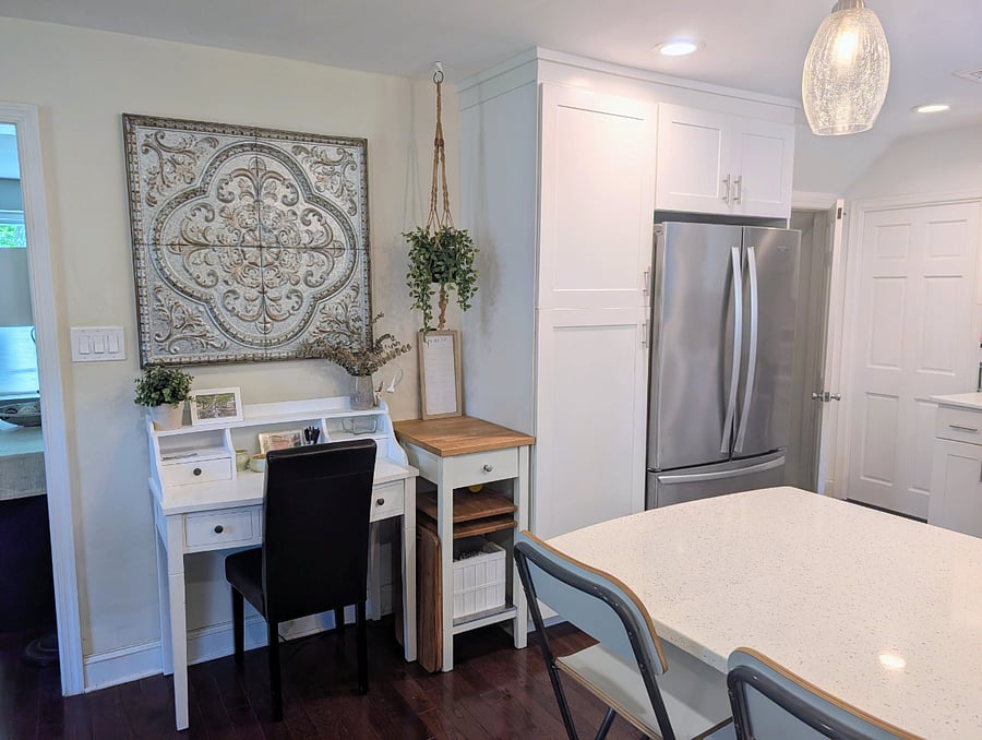 Eat-in Kitchen with Desk
