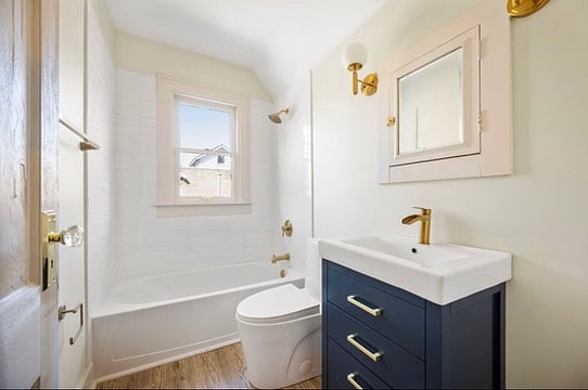 Shower curtain, towels and rugs provided.
