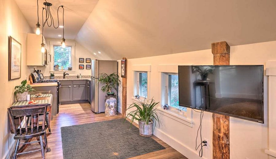 Easy to use, this full kitchen has all the appliances you will need.
