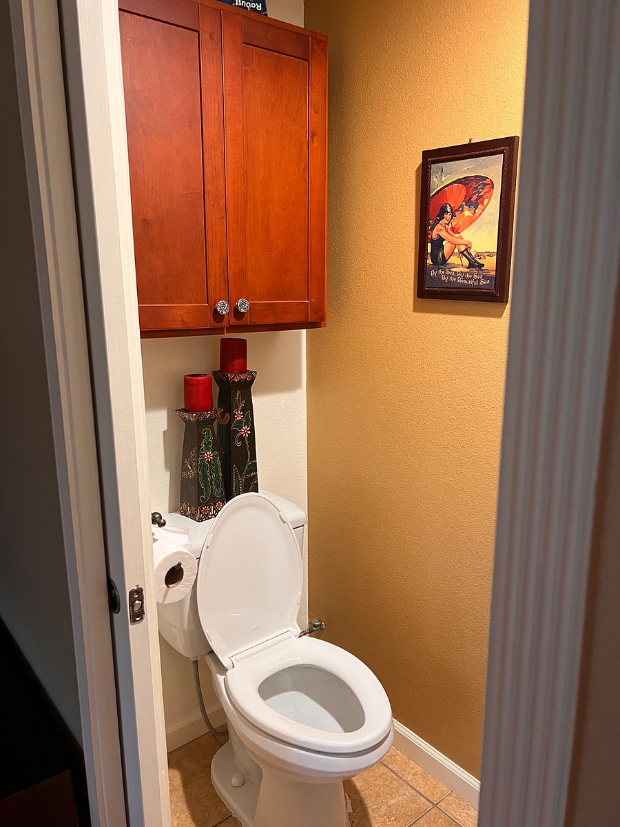 Water closet adjacent to primary bedroom 