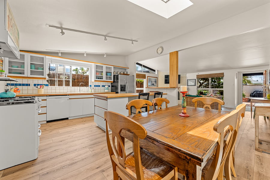 Kitchen table doubles in size can seat 10
