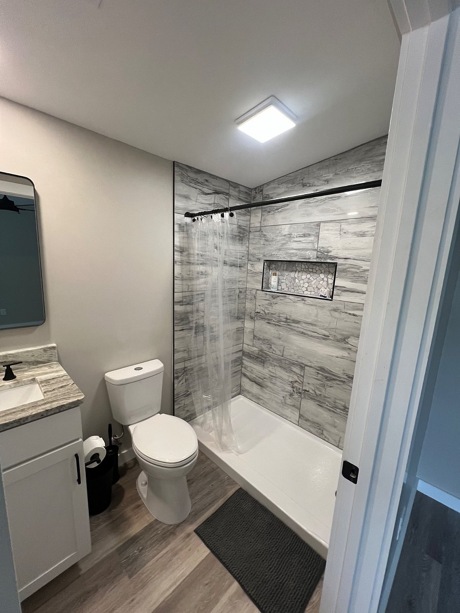 Downstairs bathroom w/tiled shower