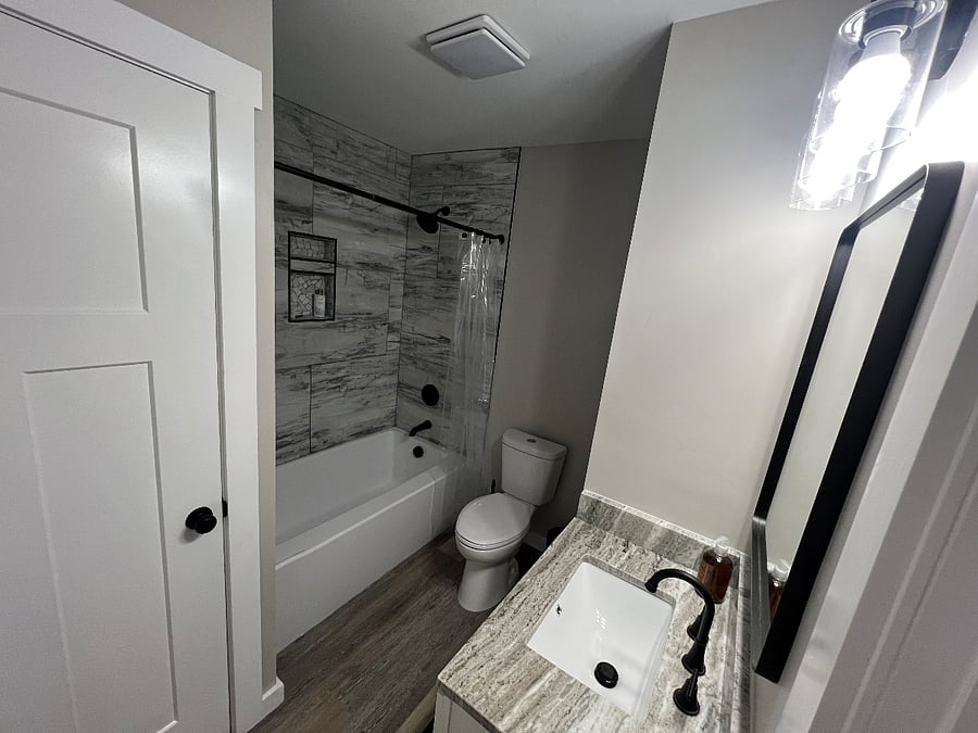 Hall bathroom w/tiled shower