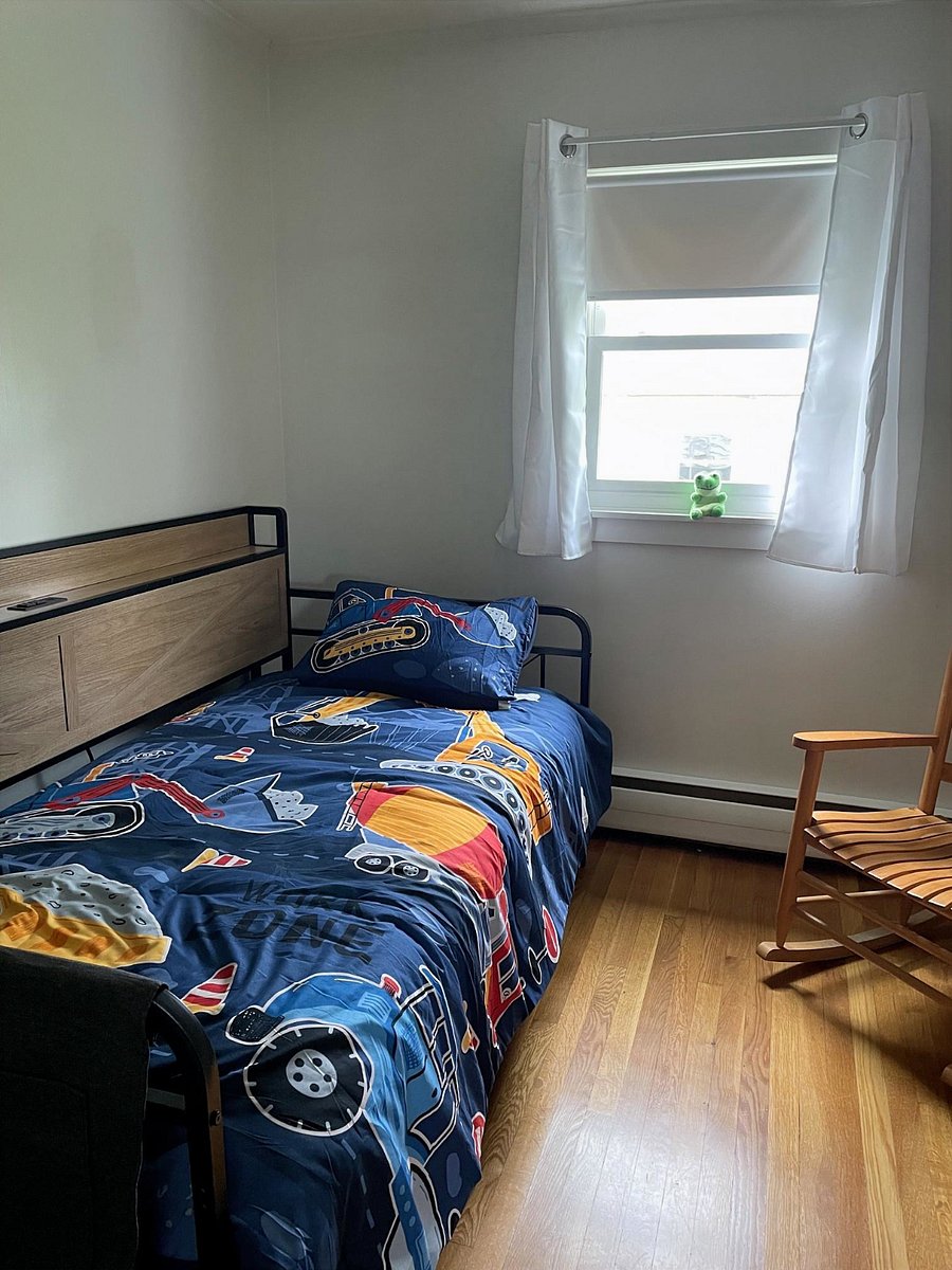 Bedroom 2 with trundle bed with two twin beds