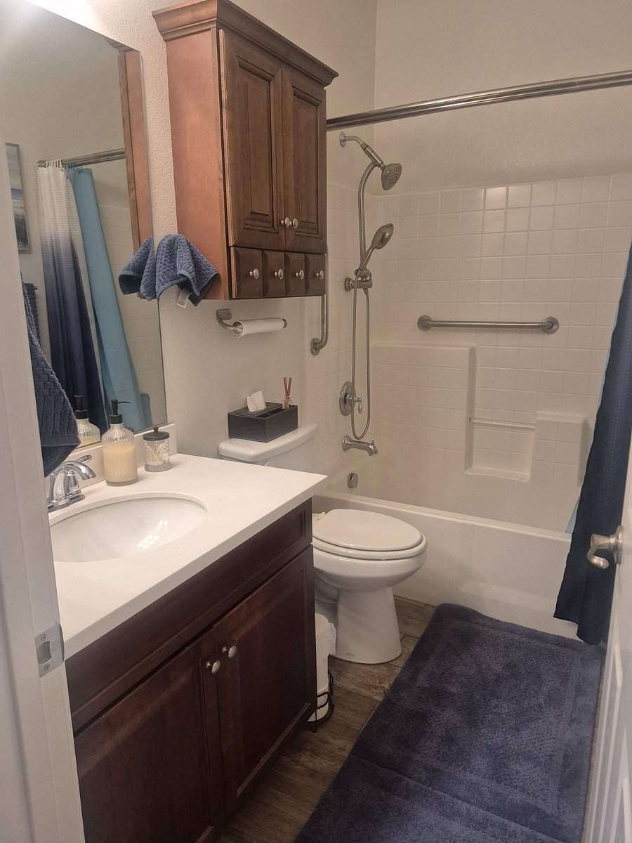 Private full bathroom, plenty of storage, safety bars in tub.  I supply all linens, including towels. 