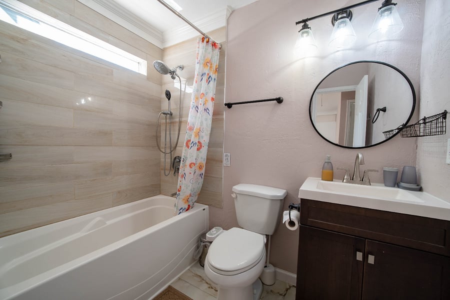 2nd floor full bathroom
