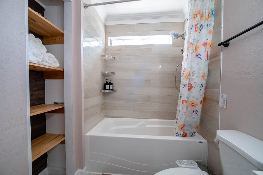 2nd floor full bathroom