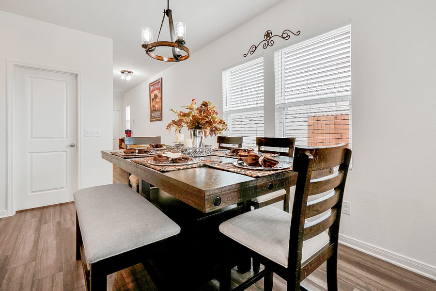 A large dining table that comfortably seats the whole family, perfect for shared meals, game nights, or gathering together after a day of exploring. The open layout makes it easy to connect with the kitchen and living room, creating a warm and welcoming space for everyone.