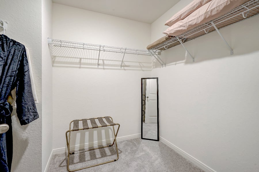 Walk-in closet 