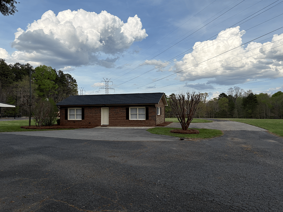 Completely private, stand-alone unit just down the driveway from the main house on the property. Ample parking in front of the unit
