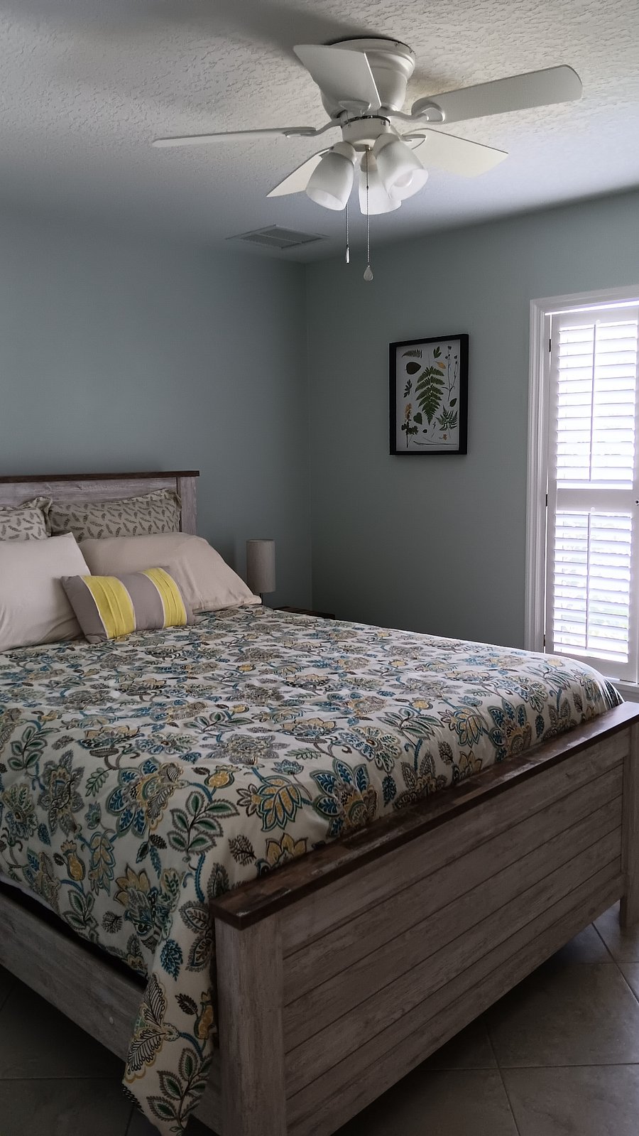 Second bedroom with queen bed and nightstands