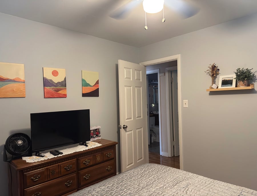 queen bdrm.  smart tv