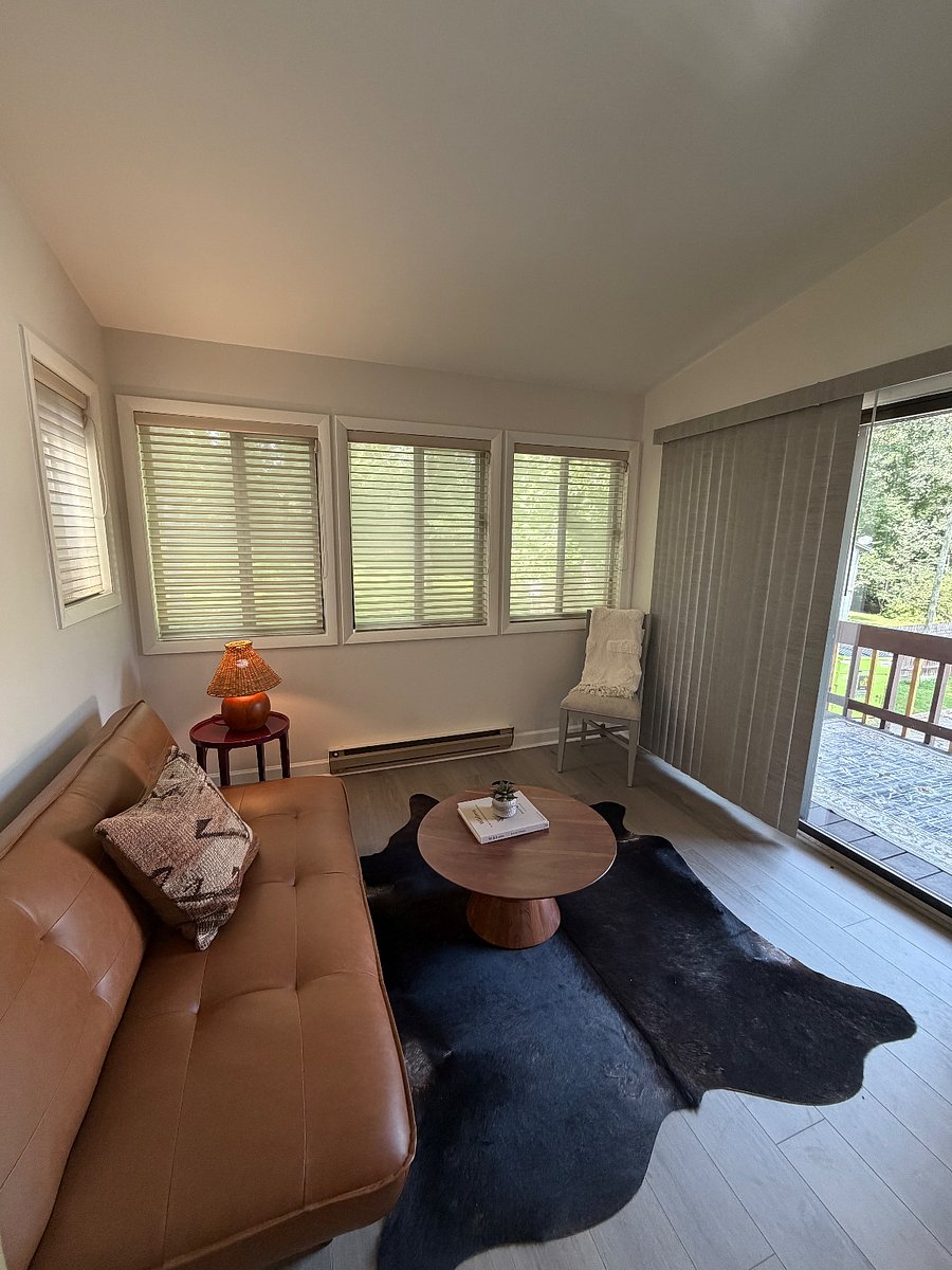 Sunroom off dining & kitchen with exterior balcony