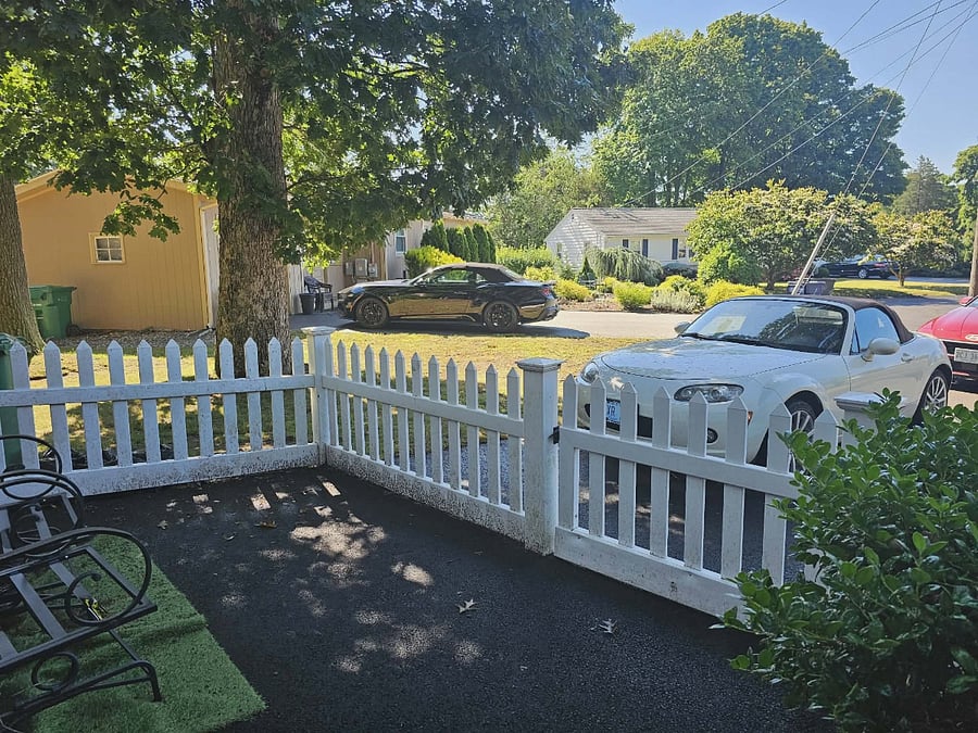 Outdoor private porch area and you can park your car right here