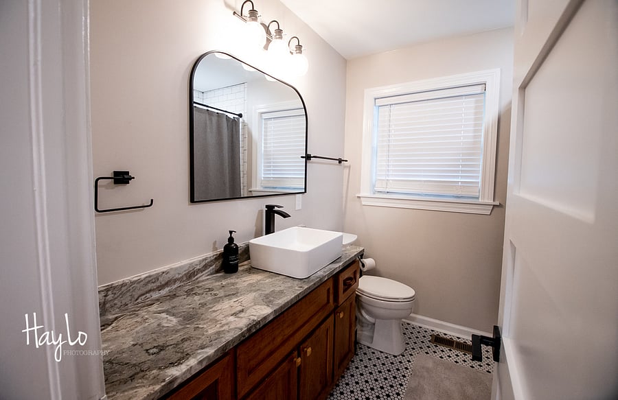 Bathroom 2 with tub