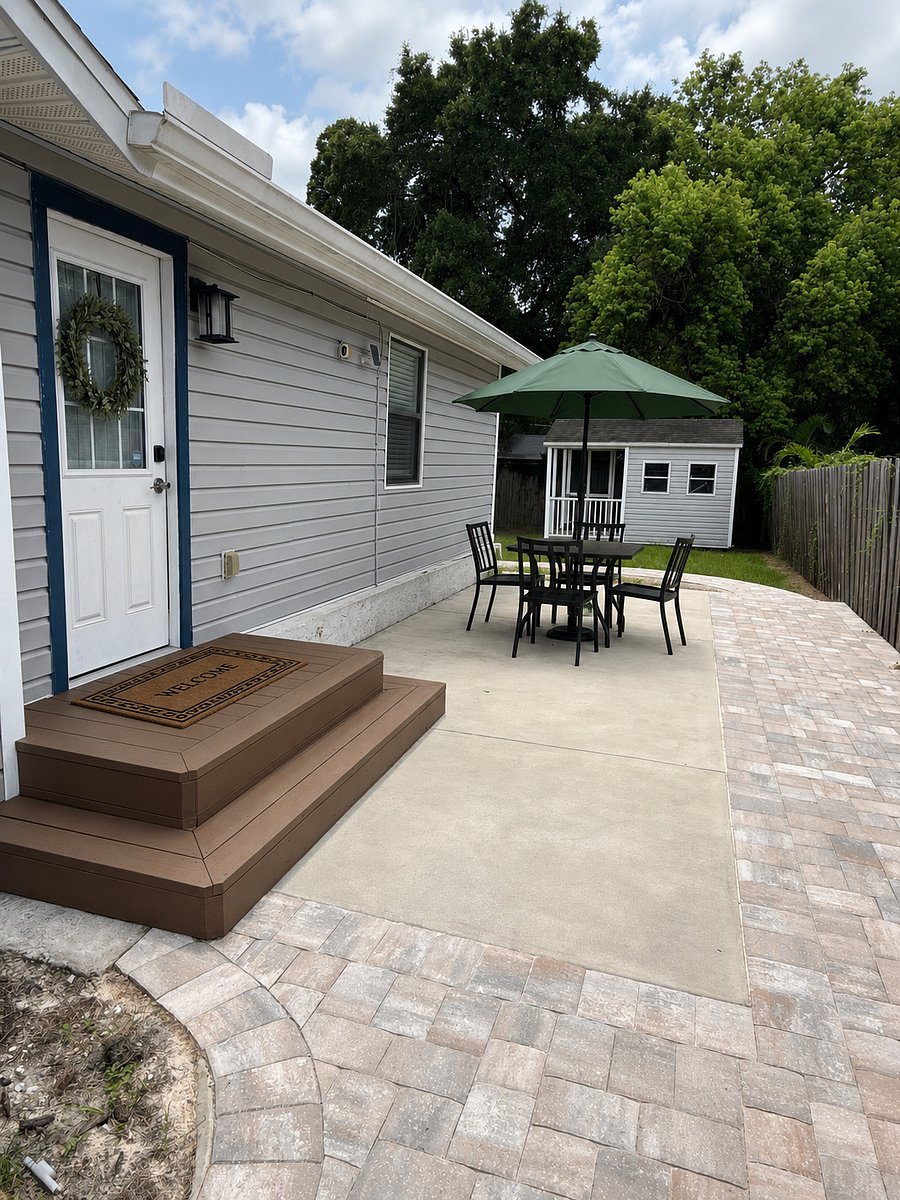 Shared patio (2nd unit entrance)