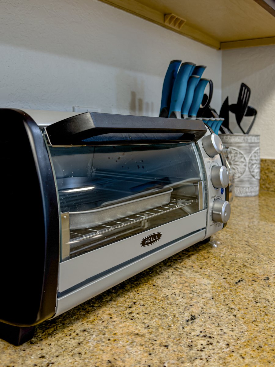 From morning coffee to home-cooked dinners, this kitchen has everything: modern appliances and all the tools. Retry
_
_