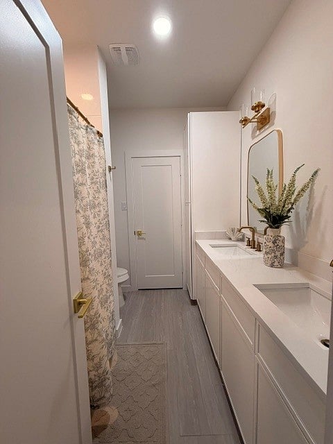 Tub and dual sink (bathroom 1)