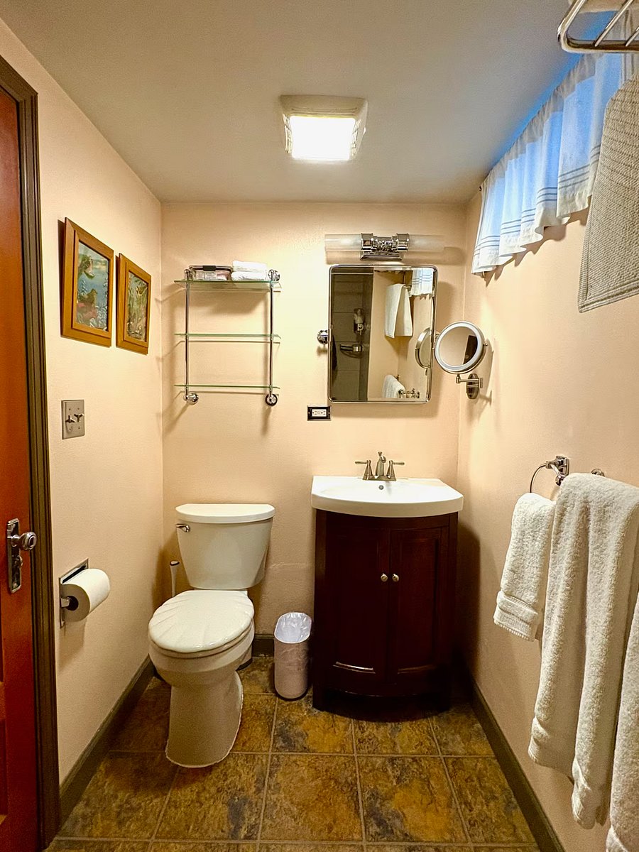 Cozy bathroom, plush towels