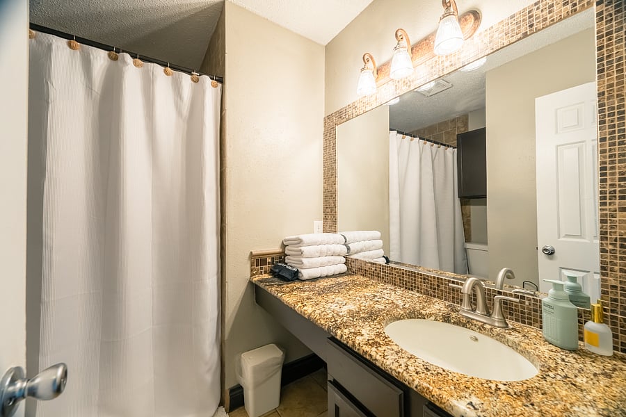 Bathroom 2 with Bathtub