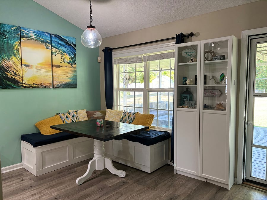 breakfast nook/dining area