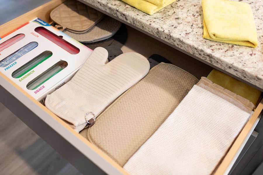 Kitchen. Towels and oven mitts.