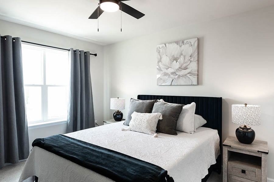Primary bedroom. Queen bed.