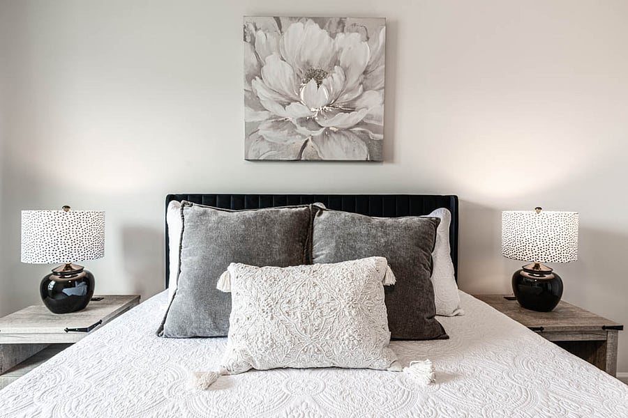 Primary bedroom. Queen bed.