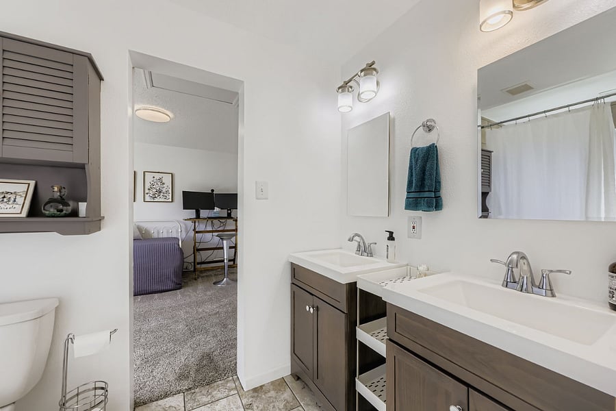 Upstairs Bathroom Adjoining Bedrooms 1 & 2