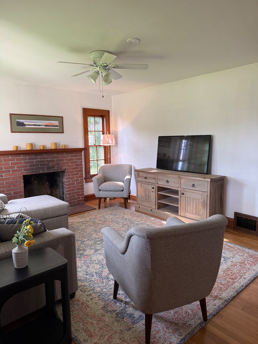 Note the fireplace in the living room
is not a working fireplace, it is decorative only.