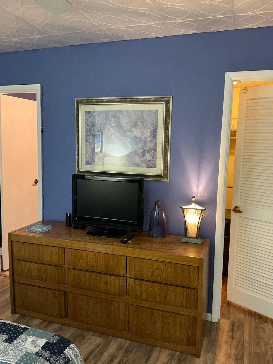 Welcome to your perfect home away from home! Tailored specifically for traveling nurses and busy professionals, this private on-suite guest room offers total comfort for 1-3 months stays. Enjoy restful nights sleep in a fully furnished space featuring a dedicated smart TV for your favorite streaming apps and blazing fast, reliable Wi-Fi for remote work or video calls.