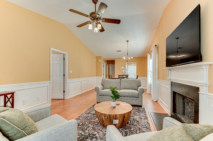 Living Room with 65" SmartTV, WiFi Internet
