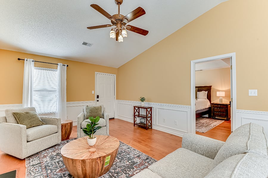 Living Room with 65" SmartTV, WiFi Internet