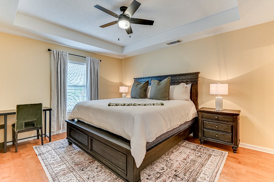 Magnolia Suite - King Bed, 55" Smart TV, WiFi Internet, Desk, Blackout Curtains, Spacious Walk-In Closet and Keyless door lock.