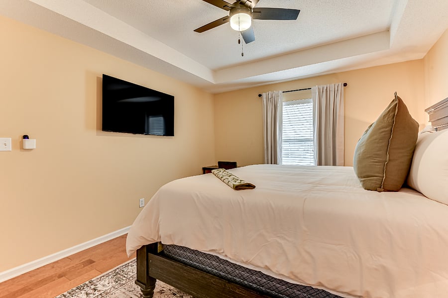 Magnolia Suite - King Bed, 55" Smart TV, WiFi Internet, Desk, Blackout Curtains, Spacious Walk-In Closet and Keyless door lock.
