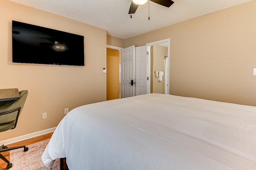 Dogwood Suite - Queen Bed, 55" Smart TV, WiFi Internet, Desk, Blackout Curtains, Spacious Walk-In Closet and Keyless door lock.