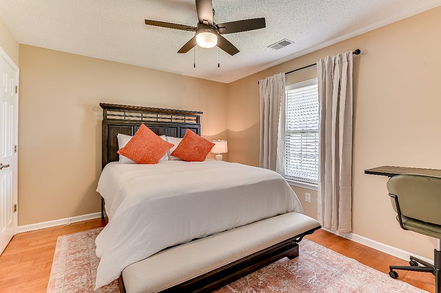 Dogwood Suite - Queen Bed, 55" Smart TV, WiFi Internet, Desk, Blackout Curtains, Spacious Walk-In Closet and Keyless door lock.