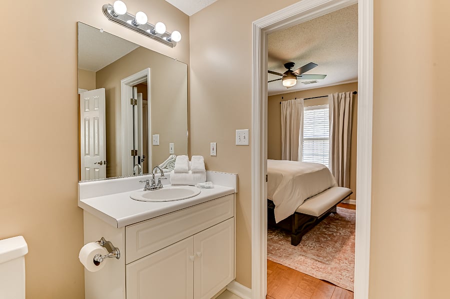 Dogwood Suite - Bathroom (shared entrance to living/dining room)