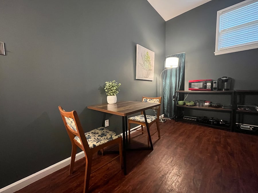 Kitchenette/dining