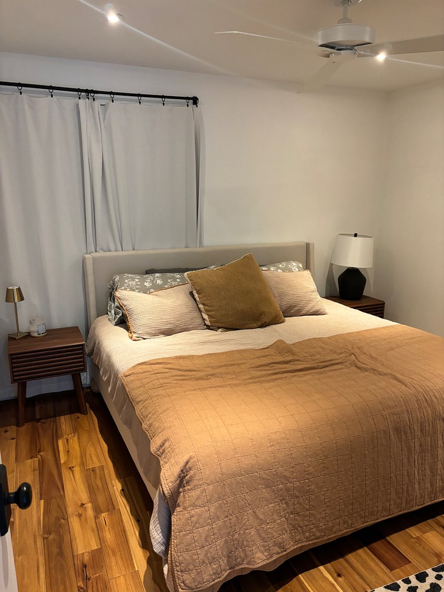 Room 1-King bed
