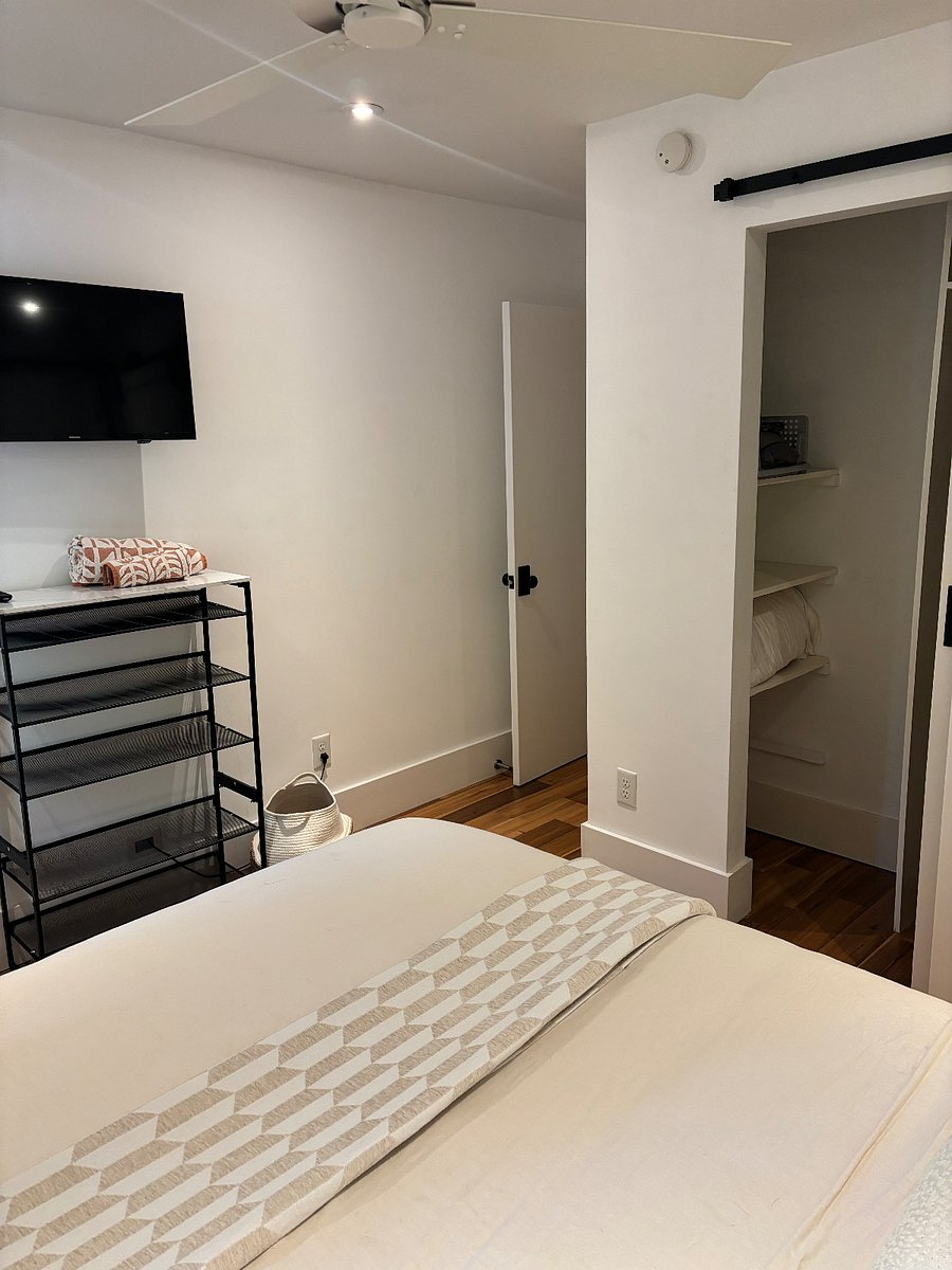 Room 2- Full bed